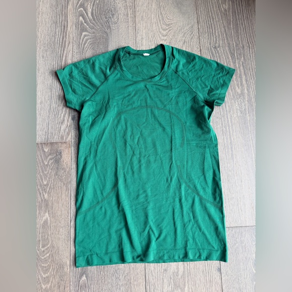 lululemon athletica Tops - Lululemon Swiftly Tech Short Sleeve Shirt 2.0 in Everglade Green Size 10